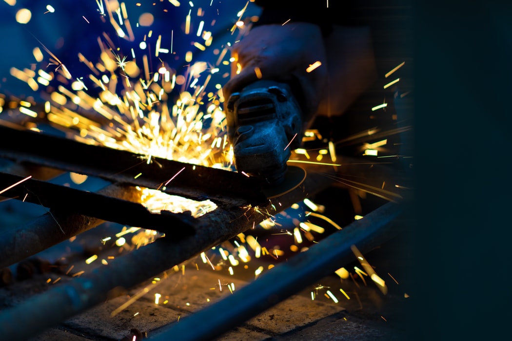 cutting metal machine