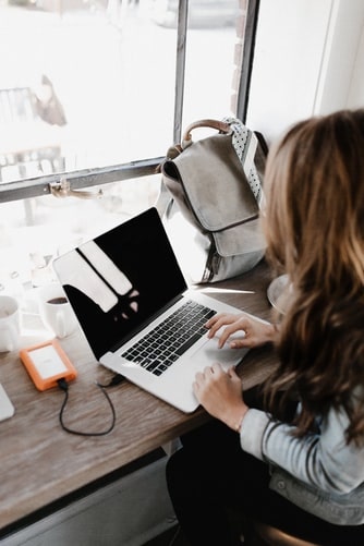 woman working on the laptop