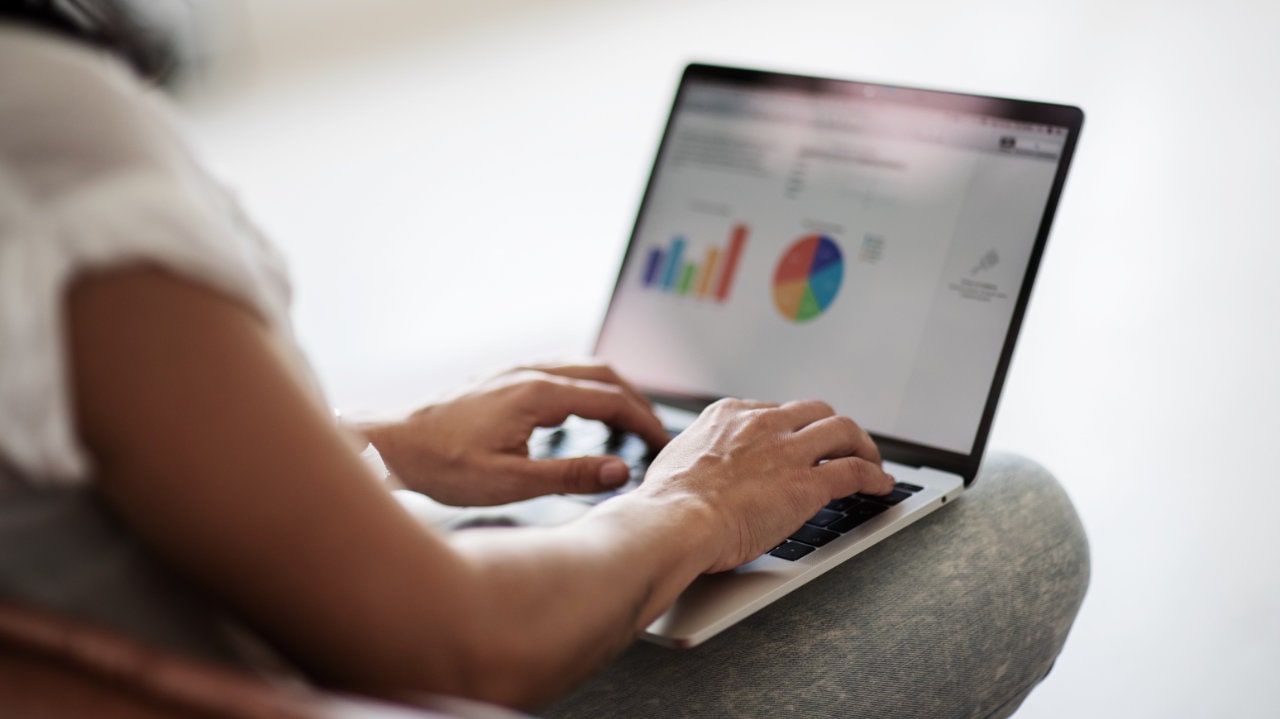 woman working in sale statistics